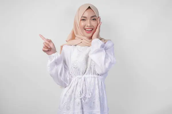 Wanita Asia Yang Bersemangat Mengenakan Jilbab Dan Gaun Putih Yang — Stok Foto