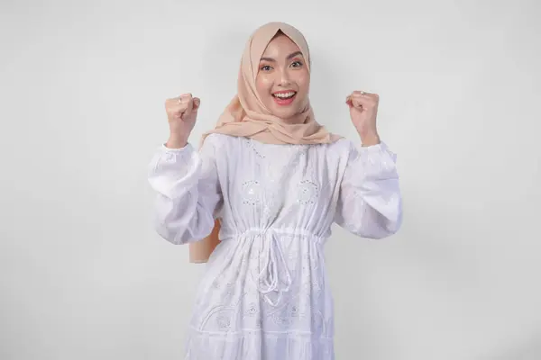 Wanita Muda Muslim Asia Yang Gembira Mengenakan Jilbab Dan Pakaian — Stok Foto