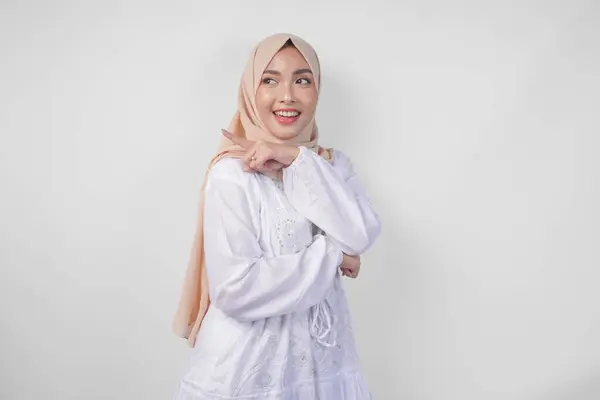 Wanita Asia Ceria Mengenakan Hijab Dan Gaun Putih Yang Menunjuk — Stok Foto