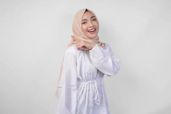Wanita Asia Ceria Mengenakan Hijab Dan Gaun Putih Yang Menunjuk — Stok Foto
