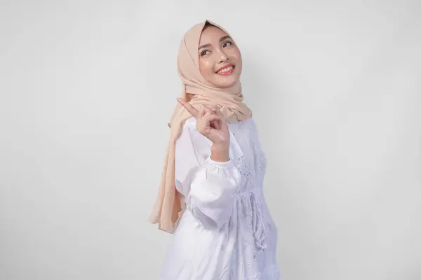 Wanita Asia Tersenyum Mengenakan Jilbab Dan Gaun Putih Yang Mengarah — Stok Foto