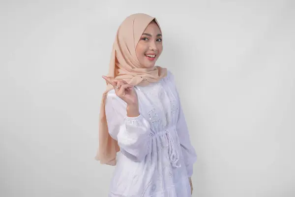 Wanita Asia Tersenyum Mengenakan Jilbab Dan Gaun Putih Yang Mengarah — Stok Foto
