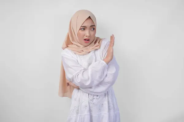 Wanita Muslim Asia Muda Yang Mengenakan Jilbab Dan Pakaian Putih — Stok Foto