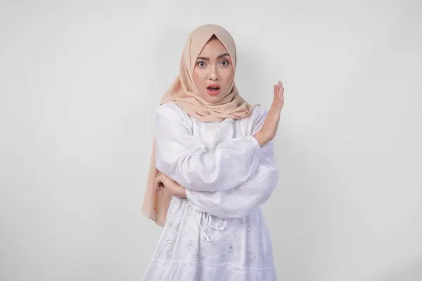 Wanita Muslim Asia Muda Yang Mengenakan Jilbab Dan Pakaian Putih — Stok Foto
