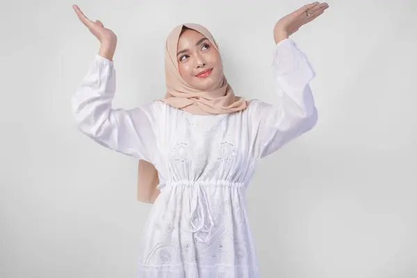 Wanita Asia Yang Bahagia Mengenakan Jilbab Dan Gaun Putih Yang — Stok Foto