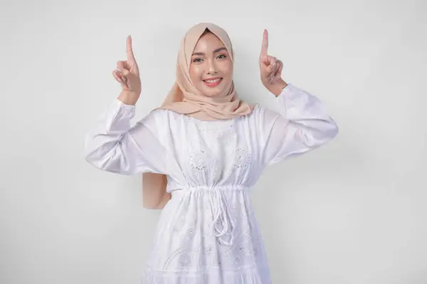 Wanita Asia Yang Bahagia Mengenakan Jilbab Dan Gaun Putih Yang — Stok Foto