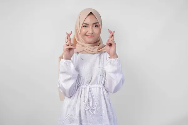 Wanita Asia Cantik Mengenakan Jilbab Dan Gaun Putih Dengan Jari — Stok Foto