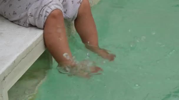 休暇や休暇でプールで遊ぶ赤ちゃん 楽しさと水に足を飛ばす — ストック動画