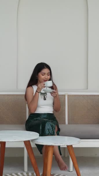 Atractiva Mujer Asiática Sosteniendo Taza Bebiendo Mañana Bebida Café Mientras Metraje De Stock