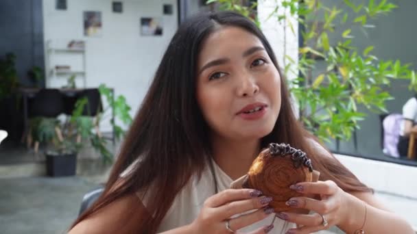 Hungry Asian Woman Eating Dessert Doughnut Named Cromboloni Chocolate Topping Stock Video