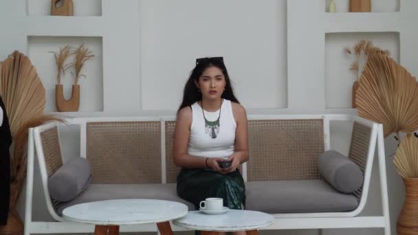 Çekici Asyalı Kadın Elinde Fincanla Sabah Çayı Kahve Içerken Kanepede Video Klip