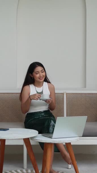 Retrato Corpo Inteiro Jovem Mulher Asiática Sorrindo Enquanto Sentada Sofá Filmagem De Bancos De Imagens Sem Royalties