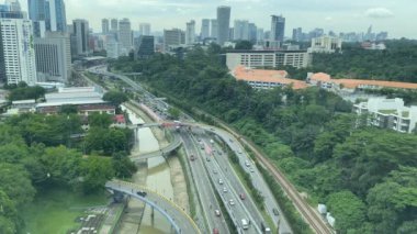 Malezya 'daki Kuala Lumpur kentinin yoğun trafiğiyle hava görüntüsü