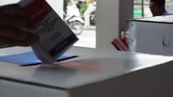 インドネシア市民がインドネシア大統領選の日に投票を行い 投票所の1つで投票を行った — ストック動画