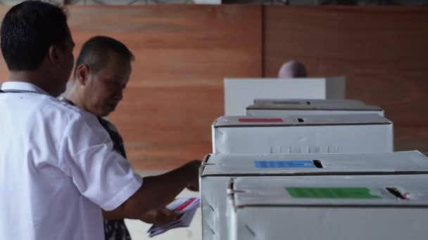 Indonesisch Staatsburger Stemt Verkiezingsdag Van Indonesische President Bij Een Van — Stockvideo