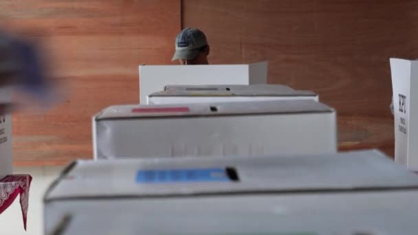Indonesisk Medborgare Som Röstar Indonesiens President Valdag Vid Ett Vallokalerna — Stockvideo