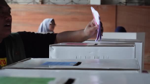 Warga Negara Indonesia Melakukan Pemungutan Suara Pada Hari Pemilihan Presiden — Stok Video