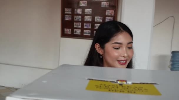 Perempuan Indonesia Memasukkan Surat Suara Kotak Suara Setelah Melakukan Pemungutan — Stok Video