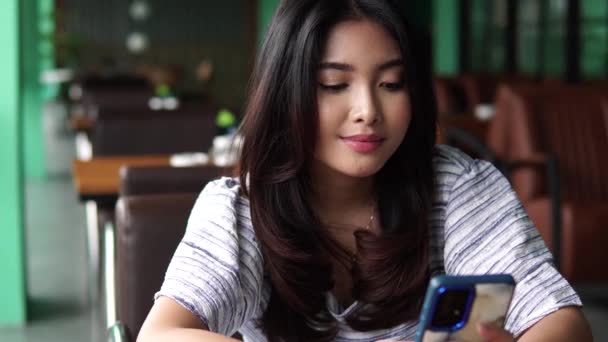 Mulher Asiática Sorridente Usando Telefone Mensagens Texto Navegação Nas Mídias Videoclipe