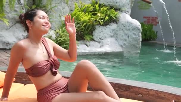 Hermosa Mujer Asiática Bikini Está Descansando Junto Piscina Lujosa Villa — Vídeo de stock