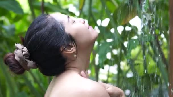 Widok Boku Azjatki Uśmiechnięta Wyciągająca Dłoń Podczas Kąpieli Pod Prysznicem — Wideo stockowe