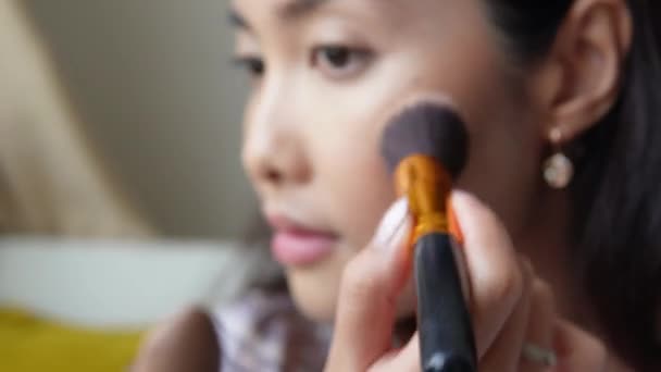 Close Retrato Bela Jovem Asiática Aplicando Maquiagem Usando Maquiagem Escova Vídeo De Bancos De Imagens