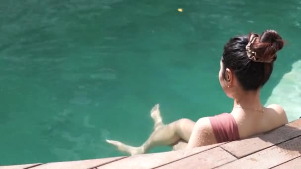Achteraanzicht Van Jonge Aziatische Vrouw Ontspannen Het Zwembad Luxe Tropische Rechtenvrije Stockvideo