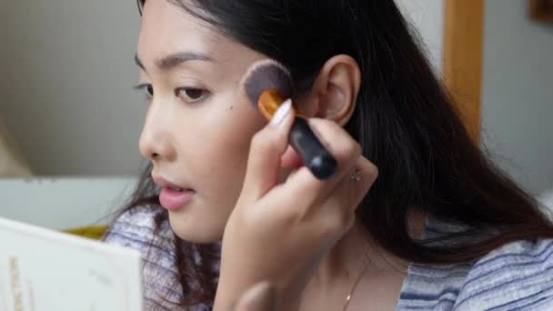 Primer Plano Retrato Hermosa Joven Asiática Aplicación Maquillaje Usando Maquillaje — Vídeo de stock