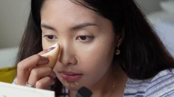 用化妆画笔和鼻涕把漂亮的年轻亚洲女人的化妆画好 准备出去玩 美容秘诀 美容美发概念 — 图库视频影像