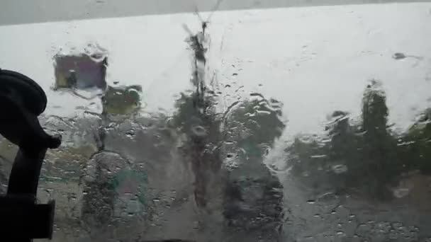 도로에 무거운 비오는 동영상 안에서 방울을 와이퍼 — 비디오