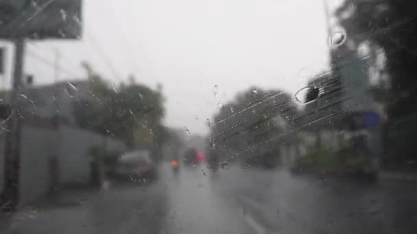 Filmagem Desfocada Dia Chuvoso Pesado Estrada Limpadores Limpando Gotas Chuva — Vídeo de Stock