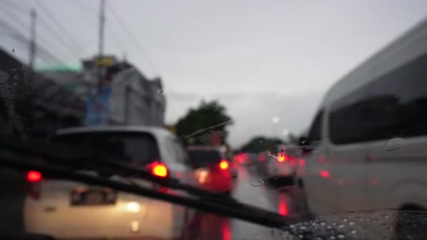 โอท ดเจนของว ฝนตกหน กบนถนน เคร องล างท าความสะอาดหยดฝนบนหน างท มมองการจราจรจากภายในรถ ฟิล์มภาพยนตร์สต็อกที่ปลอดค่าลิขสิทธิ์