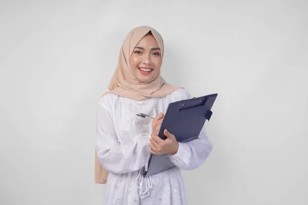Senyum Wanita Muda Muslim Asia Mengenakan Gaun Putih Dan Jilbab Stok Lukisan  