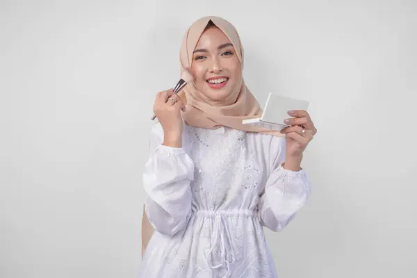 Wanita Muda Muslim Asia Yang Cantik Mengenakan Gaun Putih Dan Stok Gambar Bebas Royalti