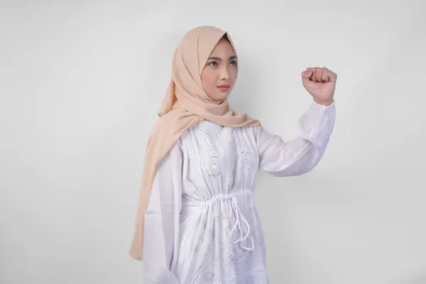 Wanita Muda Muslim Asia Mengenakan Gaun Putih Dan Jilbab Dengan Stok Foto