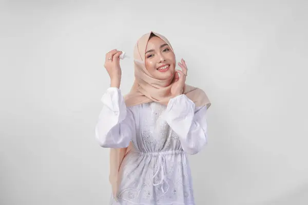 Wanita Muda Muslim Asia Yang Bersemangat Mengenakan Gaun Putih Dan Stok Gambar