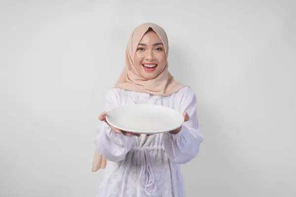 Wanita Muda Muslim Asia Yang Cantik Mengenakan Jilbab Menyajikan Piring Stok Lukisan  