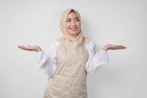 Wanita Muda Muslim Asia Yang Bersemangat Mengenakan Jilbab Dan Celemek Stok Foto