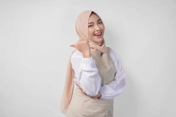 Wanita Muda Muslim Asia Yang Bersemangat Mengenakan Jilbab Dan Celemek Stok Gambar Bebas Royalti