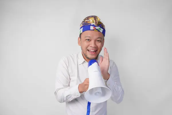 Pria Bali Yang Energik Dengan Kemeja Putih Dan Hiasan Kepala Stok Foto Bebas Royalti