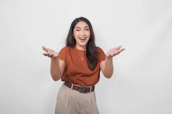 Emocionado Sorprendido Joven Mujer Asiática Con Camisa Marrón Pie Aislado Imagen De Stock