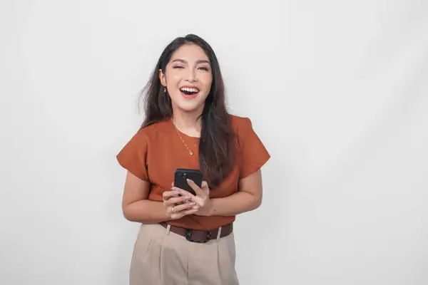 Wanita Asia Muda Yang Menarik Mengenakan Kemeja Cokelat Tersenyum Sambil Stok Lukisan  
