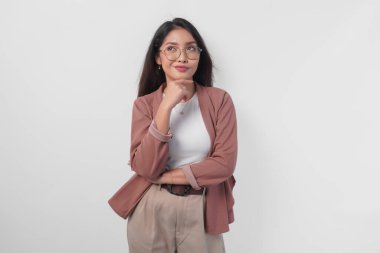 Gözlüklü düşünceli genç Asyalı kadın fikir buluyor. Fotokopi odasına bakıyor, beyaz arka planda izole edilmiş..