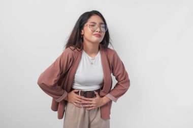 Hasta ve hasta bir genç kadının elini karnına koyması beyaz arka planda izole edilmiş bir acıya neden olur..