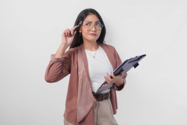 Gözlüklü düşünceli genç Asyalı kadın elinde belge tutarken beyaz arka planda izole edilmiş bir fikir buldu..