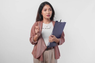 Beyaz arka planla izole edilmiş şık ve zarif bir poz verirken gözlük takan zarif Asyalı kadın..