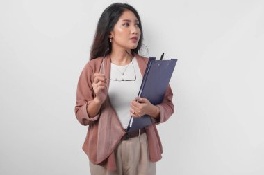 Beyaz arka planla izole edilmiş şık ve zarif bir poz verirken gözlük takan zarif Asyalı kadın..