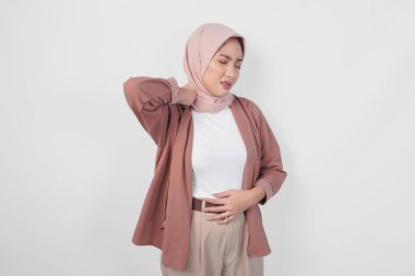 Ağrı çeken tesettür giyen yorgun Asyalı Müslüman kadın boyunda kas spazmı izole edilmiş beyaz arka plan..