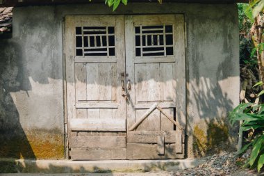 Eski bir Endonezya geleneksel evinin, köy bölgesindeki ahşaptan yapılmış eski bir kapısı..