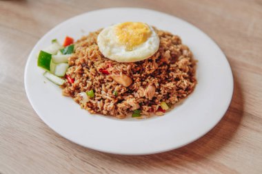 Bir tabak Nasi Goreng, pilav, sebze ve yumurta.